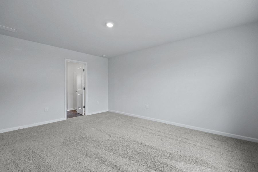 Spacious, unfurnished interior of a new home in Carolina Groves, Moncks Corner (Image 13).