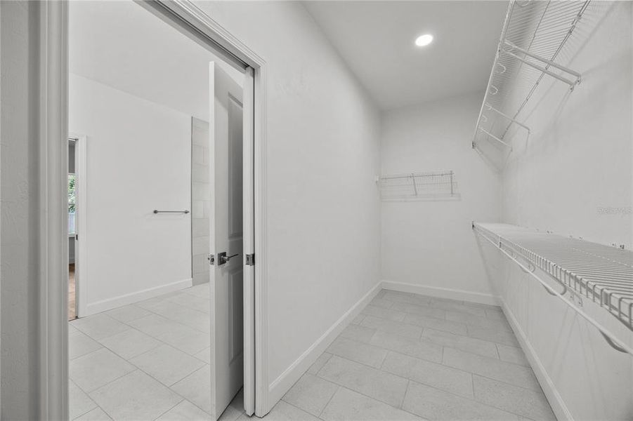 Spacious, unfurnished interior of a new home in , Gainesville (Image 16).