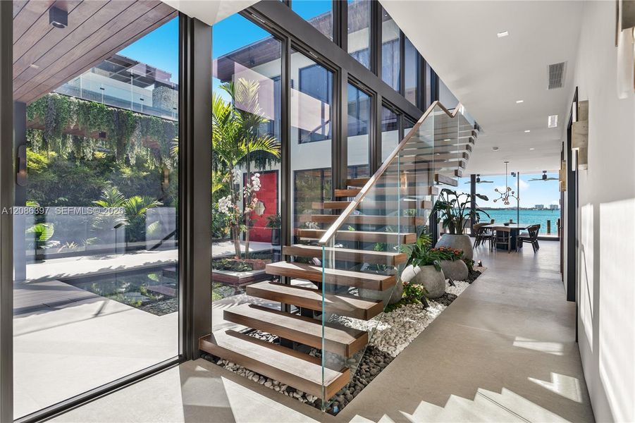 Condo located in Miami Beach, FL showcasing its design and architecture (Image 4).