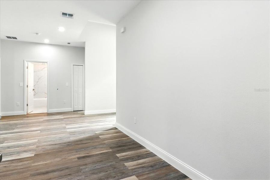 Spacious, unfurnished interior of a new home in , Citrus Springs (Image 30).