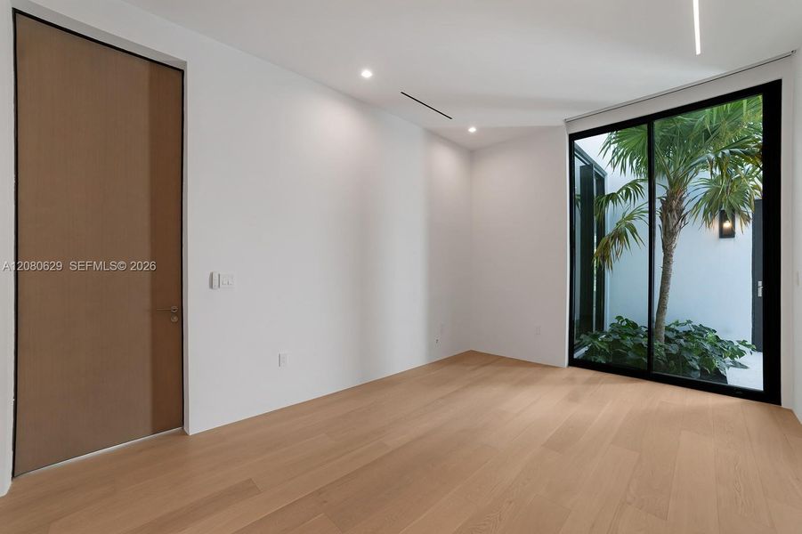 Spacious, unfurnished interior of a new home in , Miami Beach (Image 43).