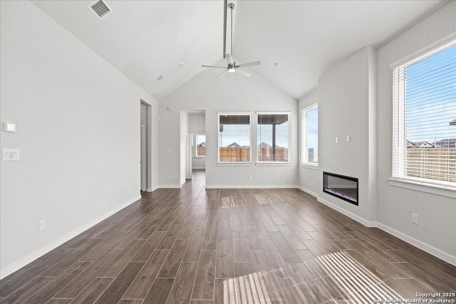 Spacious, unfurnished interior of a new home in Village at Three Oaks, Seguin (Image 12). Spacious, unfurnished interior of a new home in Village at Three Oaks, Seguin (Image 12).