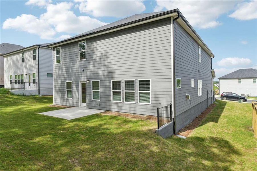 Exterior details and patio area of a home in Ivey Township, Dallas (Image 4).