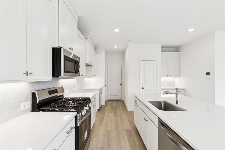 Crisp clean whites paired with contemporary stainless steel create a kitchen any chef would be proud to call their own! Crisp clean whites paired with contemporary stainless steel create a kitchen any chef would be proud to call their own!