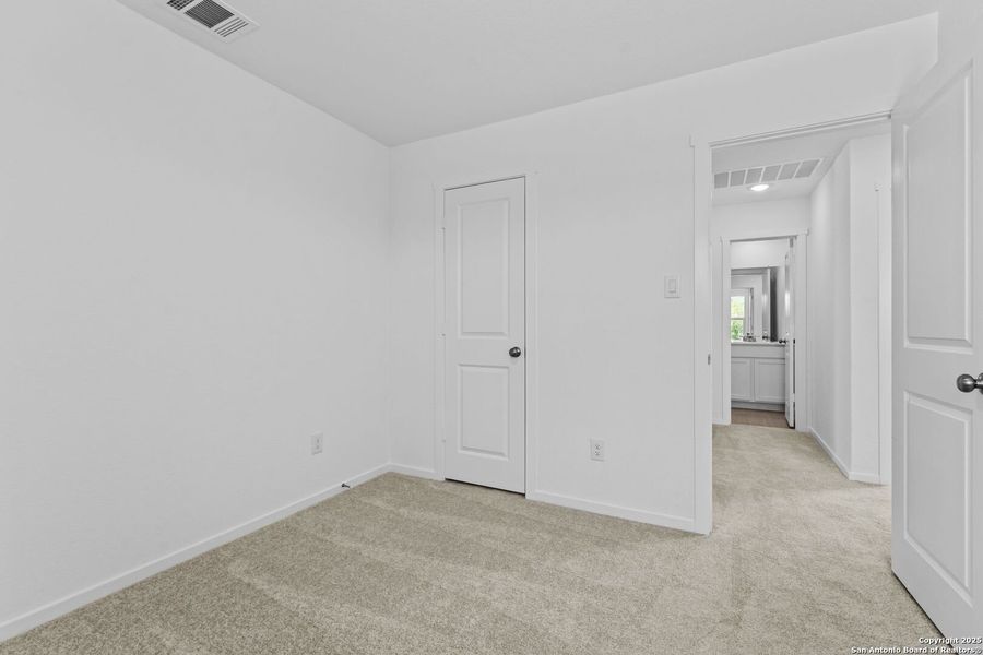 Spacious, unfurnished interior of a new home in Lodi Grove, Floresville (Image 18).