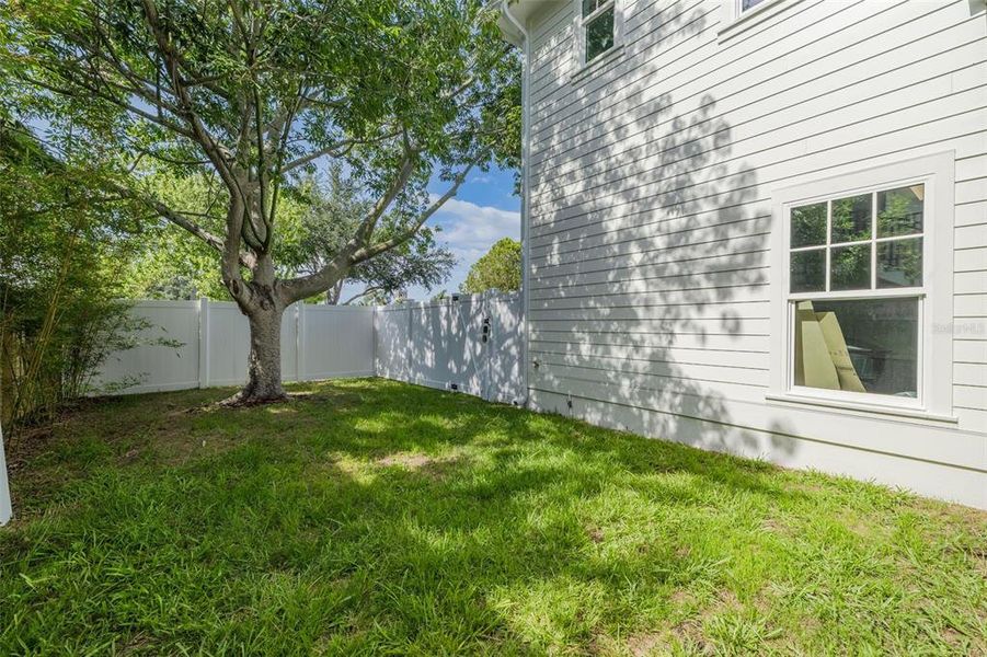 Exterior details and patio area of a home in , St. Petersburg (Image 32).