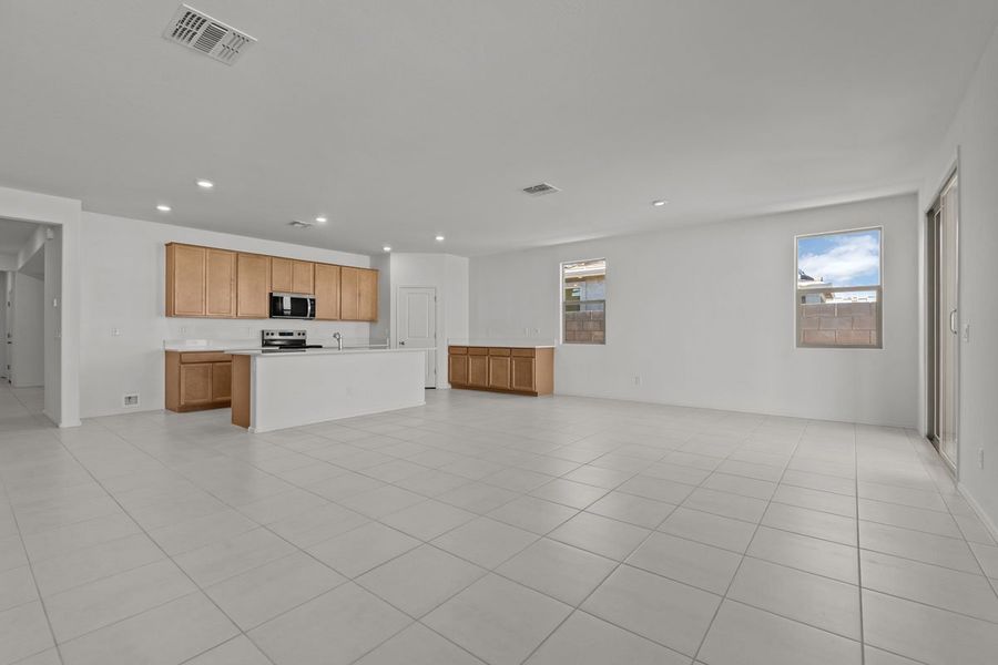 Spacious, unfurnished interior of a new home in Ventana de Estrellas Enclaves, Goodyear (Image 5).