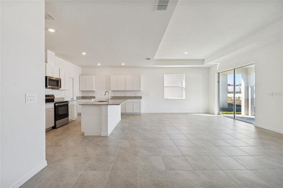 Spacious, unfurnished interior of a new home in Southpointe, Palmetto (Image 15).