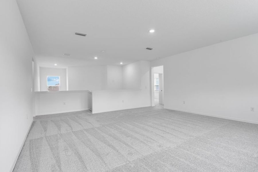 Spacious, unfurnished interior of a new home in Ardisia Park, New Smyrna Beach (Image 30).