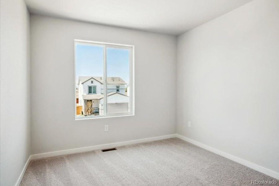 Spacious, unfurnished interior of a new home in Coyote Creek, Fort Lupton (Image 17).