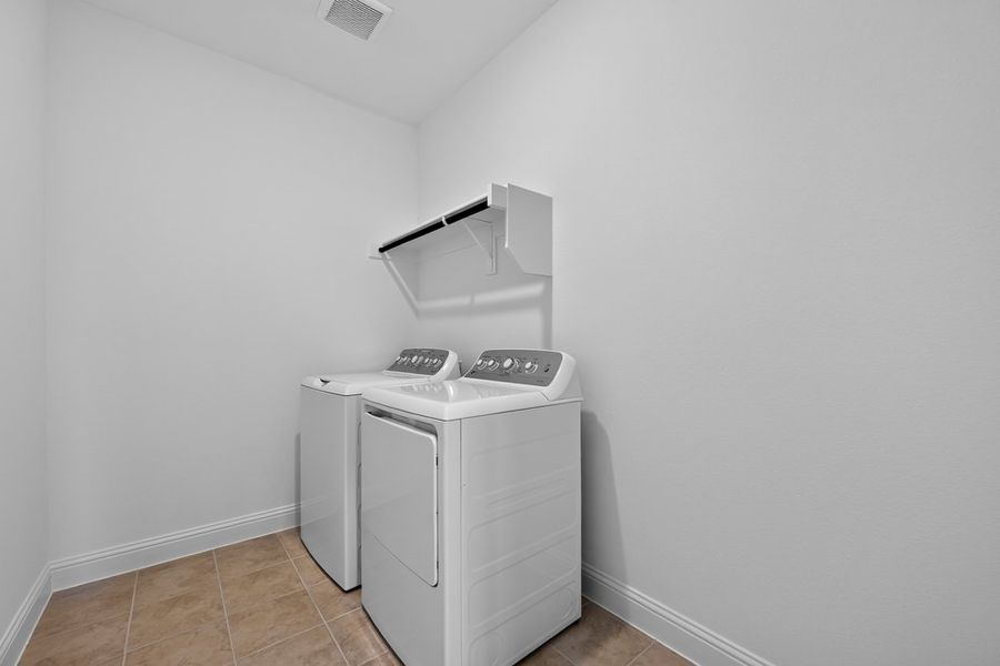Close-up of interior finishes inside a home in Madero 50s, Fort Worth (Image 11).