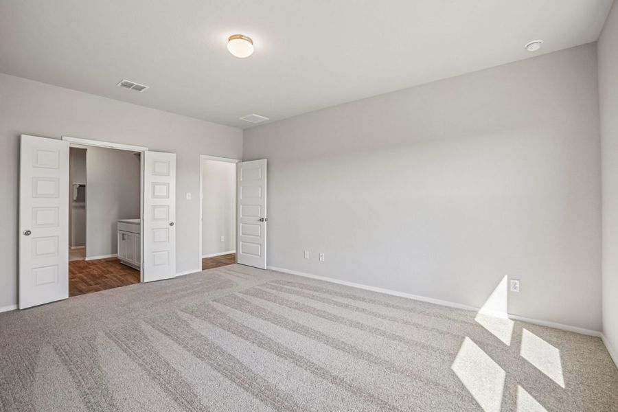 Spacious, unfurnished interior of a new home in Cloverleaf, Austin (Image 23).