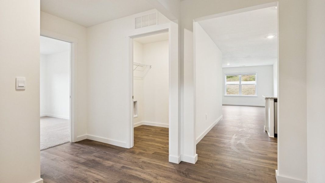 Spacious, unfurnished interior of a new home in Emory Creek, Harriman (Image 12).