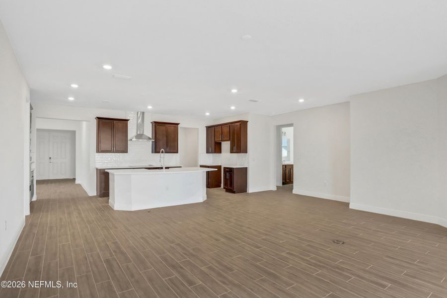 Spacious, unfurnished interior of a new home in Jennings Farm, Middleburg (Image 13).