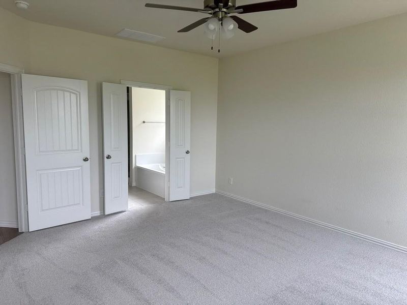 Spacious, unfurnished interior of a new home in Covenant Springs, Springtown (Image 9).