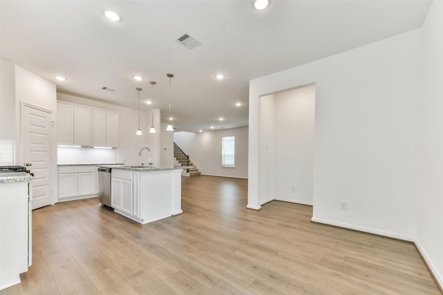 Spacious, unfurnished interior of a new home in Anderson Lake, Houston (Image 30).