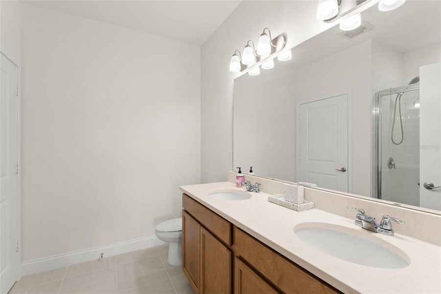 Furnished interior view inside a new home in , Orlando (Image 11).