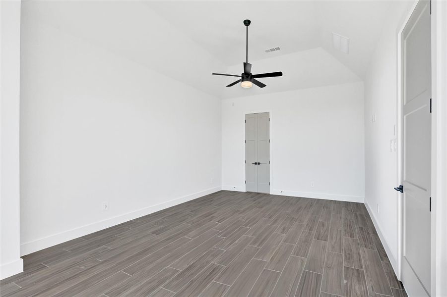 Spacious, unfurnished interior of a new home in Cross Creek West, Fulshear (Image 29).