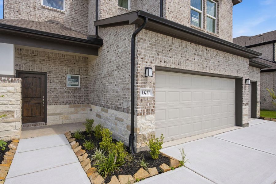 Exterior details and patio area of a home in , Iowa Colony (Image 3).