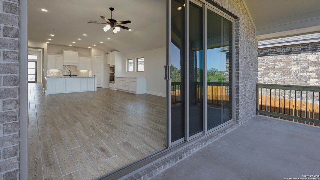 Spacious, unfurnished interior of a new home in Ladera 50', San Antonio (Image 21).
