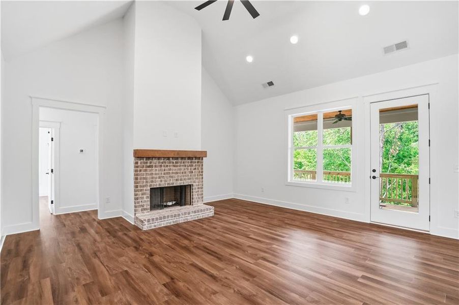 Spacious, unfurnished interior of a new home in , Jasper (Image 16).
