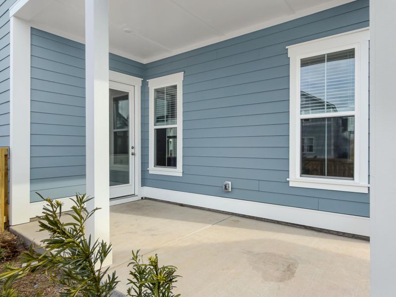 Exterior details and patio area of a home in Carnes Crossroads, Summerville (Image 3).