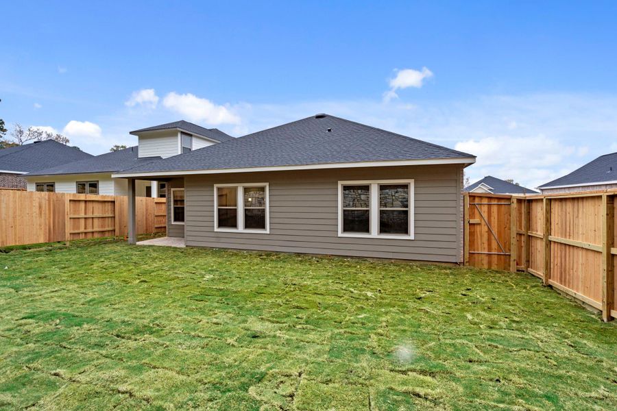 Exterior details and patio area of a home in Westridge Cove 40', Conroe (Image 19).