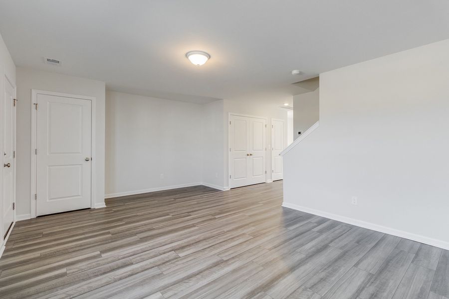 Spacious, unfurnished interior of a new home in Astoria, Columbia (Image 14).