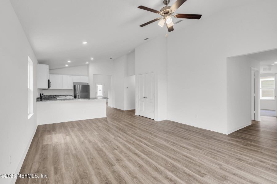 Spacious, unfurnished interior of a new home in Rolling Hills, Green Cove Springs (Image 14).