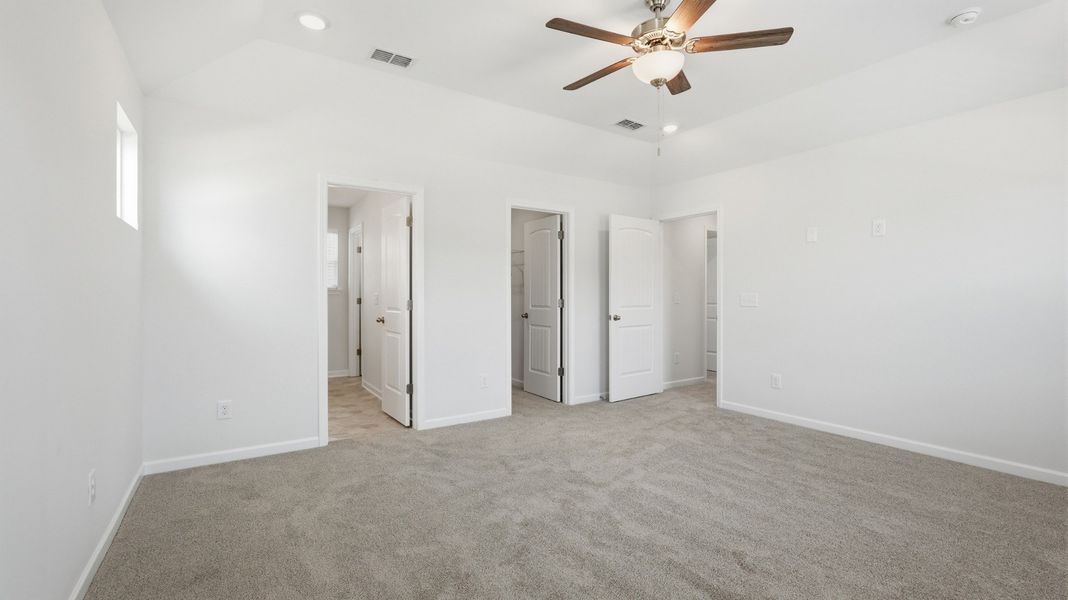 Spacious, unfurnished interior of a new home in Wheatfield, Shelbyville (Image 28).