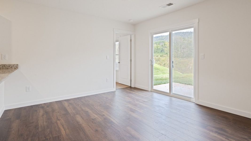 Spacious, unfurnished interior of a new home in Emory Creek, Harriman (Image 10).