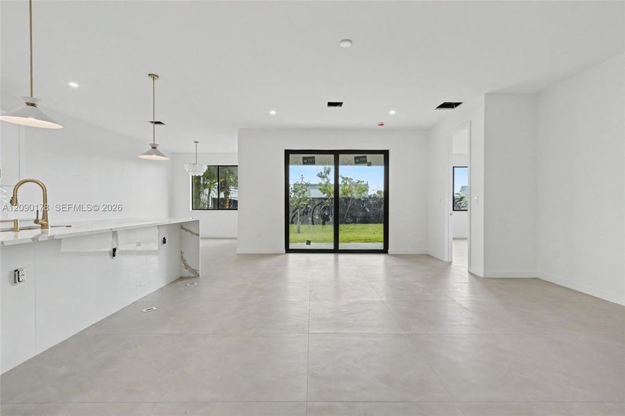 Spacious, unfurnished interior of a new home in , Oakland Park (Image 32).