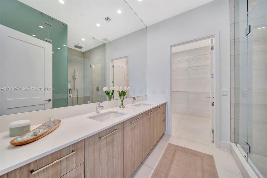 Furnished interior view inside a new home in , Fort Lauderdale (Image 9).