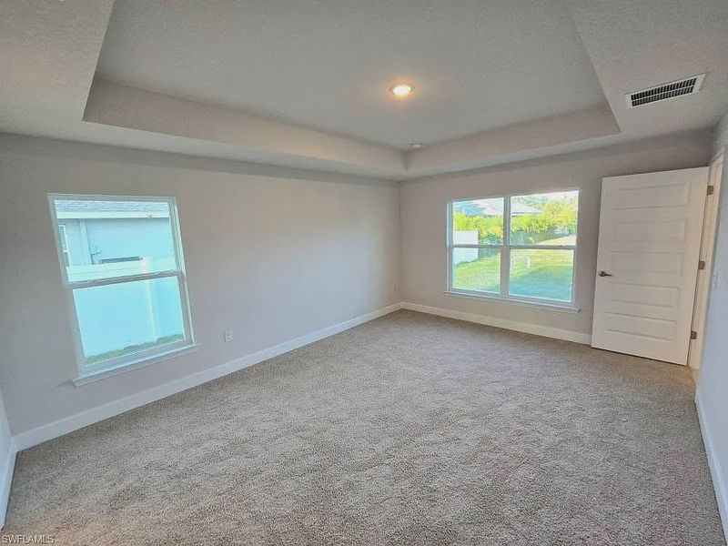 Spacious, unfurnished interior of a new home in Greenbriar, Lehigh Acres (Image 9).