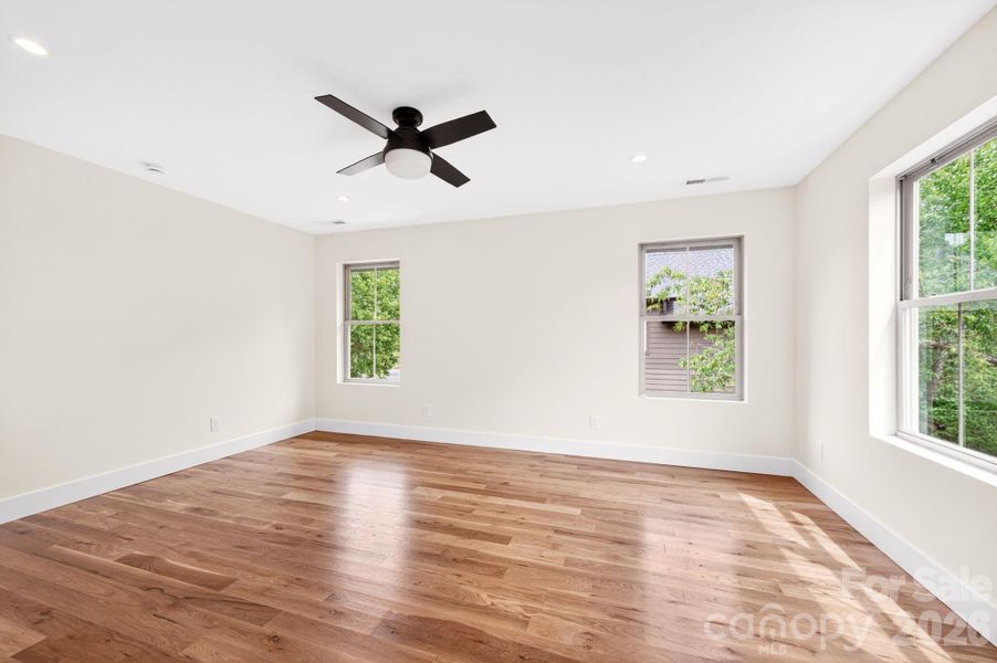 Spacious, unfurnished interior of a new home in , Asheville (Image 29).
