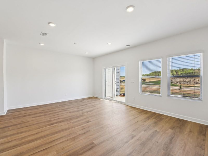 Spacious, unfurnished interior of a new home in Galloway Ridge, Charlotte (Image 8).