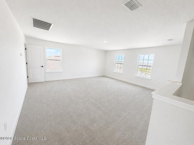 Spacious, unfurnished interior of a new home in St. John's Preserve, Palm Bay (Image 10).