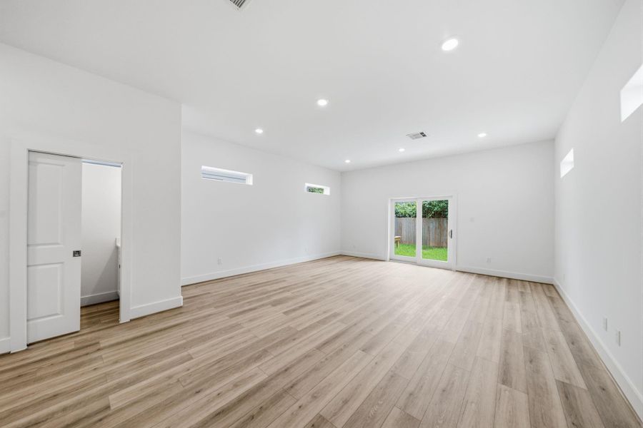 Spacious, unfurnished interior of a new home in , Houston (Image 12).