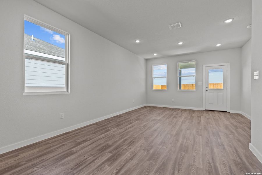 Spacious, unfurnished interior of a new home in Mesa Vista, San Antonio (Image 13).