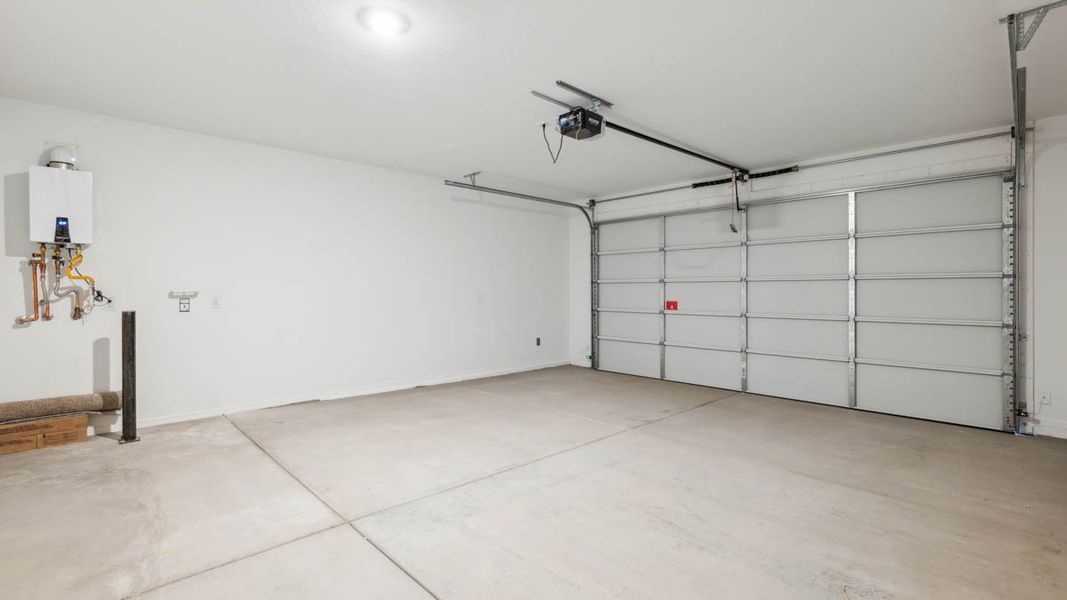 Representative unfurnished interior of a home built from the Puffin by D.R. Horton in Moonlight, Maricopa (Image 28).