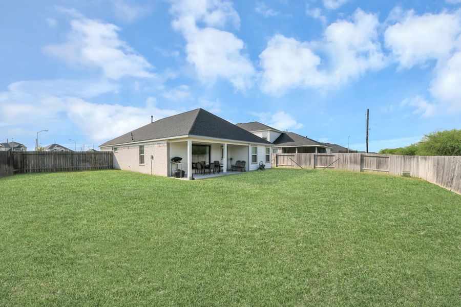 Exterior details and patio area of a home in Briarwood Crossing, Rosenberg (Image 3).