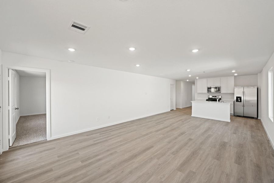 Spacious, unfurnished interior of a new home in Lexington Heights, Willis (Image 7).