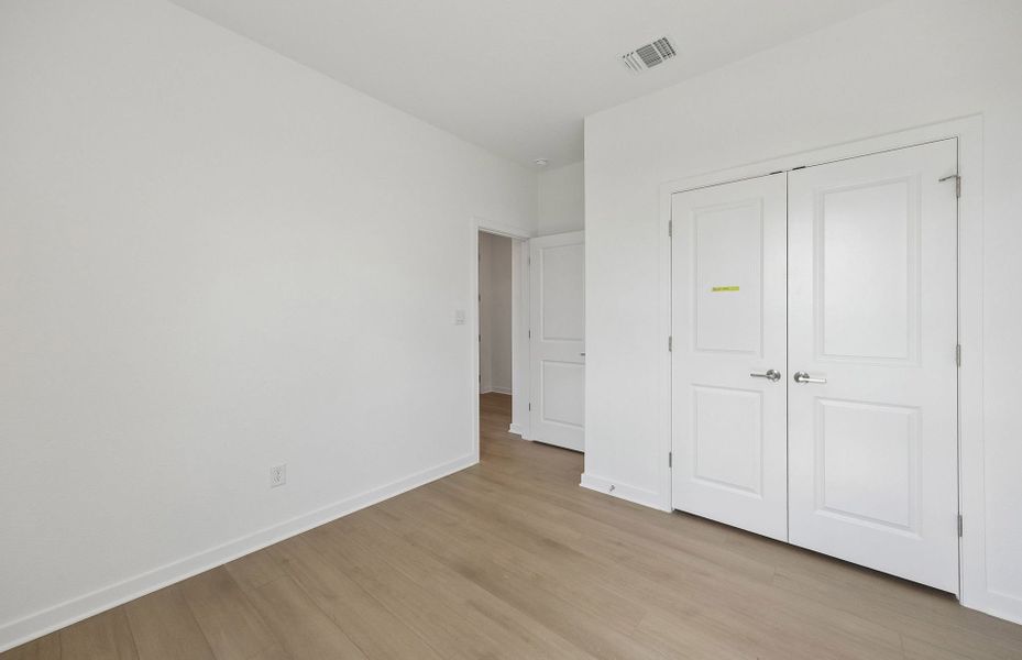 Spacious, unfurnished interior of a new home in Crescent Bluff, Georgetown (Image 27).