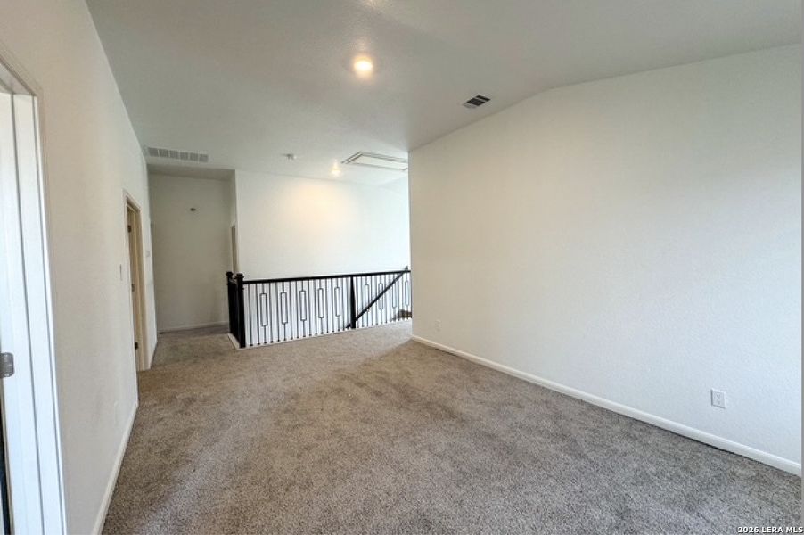 Spacious, unfurnished interior of a new home in Thomas Pond, San Antonio (Image 24).