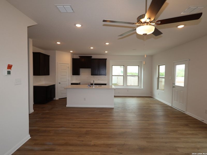 Spacious, unfurnished interior of a new home in Cinco Lakes, San Antonio (Image 25). Spacious, unfurnished interior of a new home in Cinco Lakes, San Antonio (Image 25).
