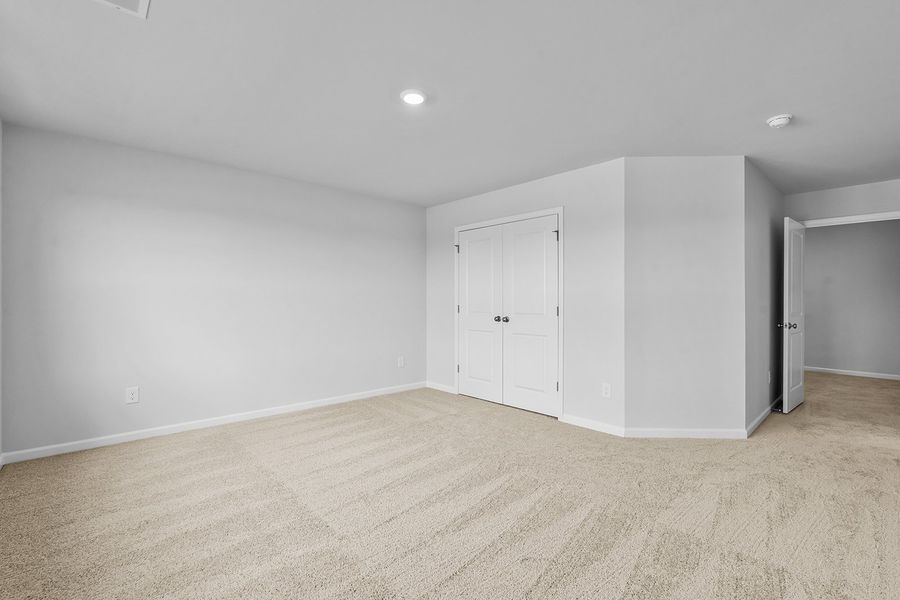Spacious, unfurnished interior of a new home in Fieldstone, Lexington (Image 46).