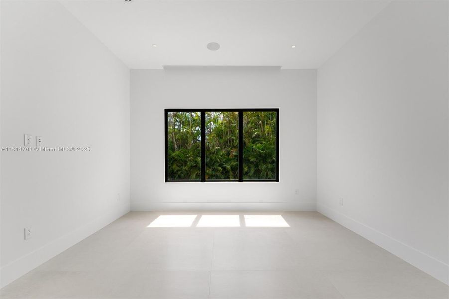 Spacious, unfurnished interior of a new home in , Pinecrest (Image 21).