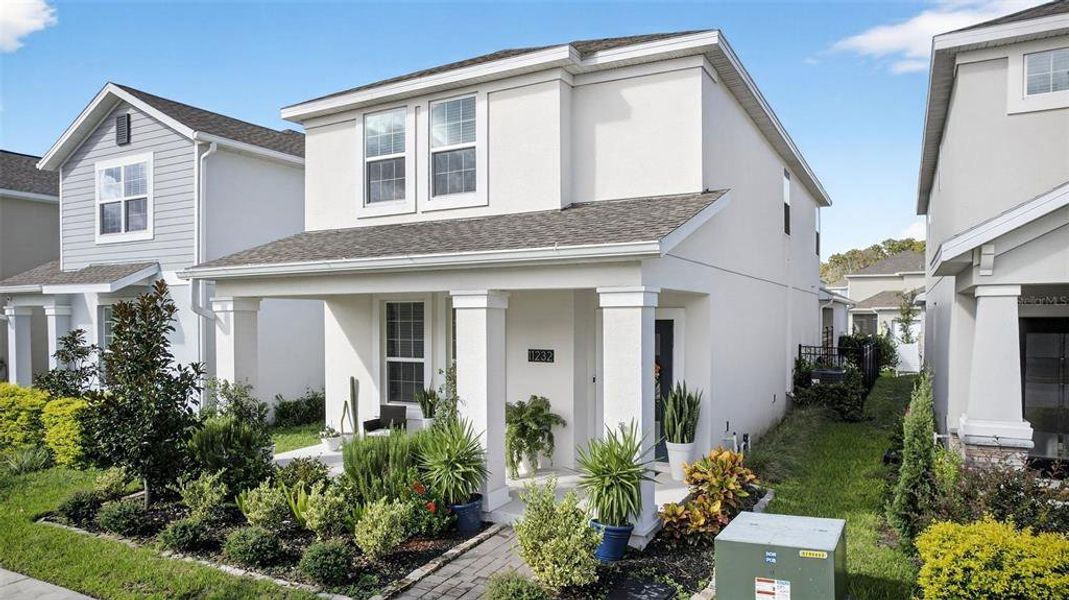 Exterior details and patio area of a home in Storey Park: Innovation Cottage Collection, Orlando (Image 21).