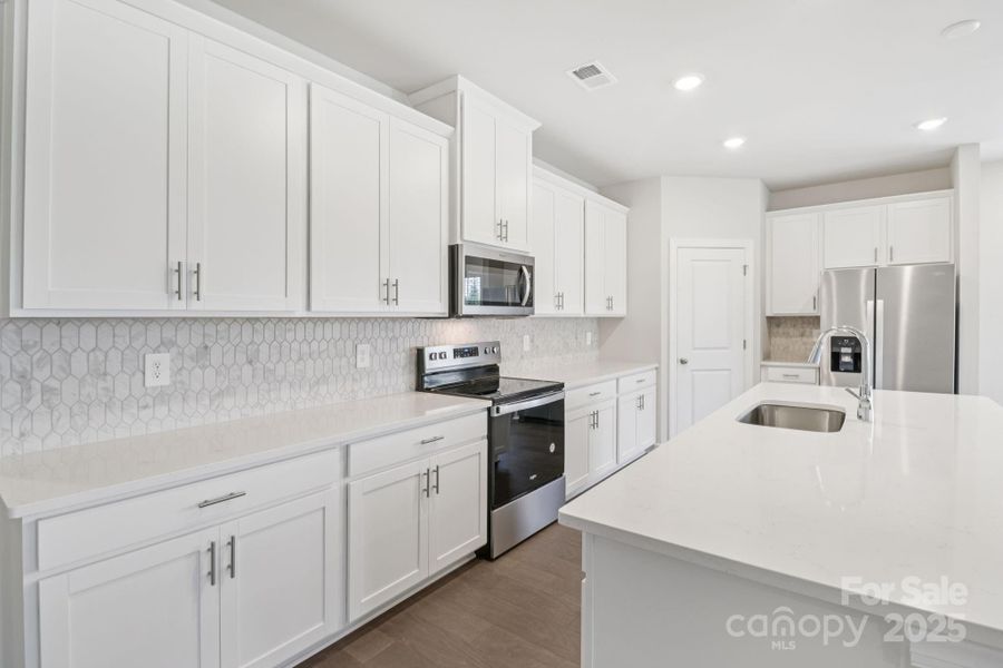 Photo is not of the actual home, but is an inspirational photo of builder’s model home and may depict options, furnishings, and/or decorator features that are not included Photo is not of the actual home, but is an inspirational photo of builder’s model home and may depict options, furnishings, and/or decorator features that are not included