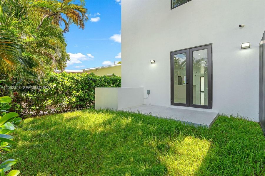 Exterior details and patio area of a home in , Miami (Image 20).